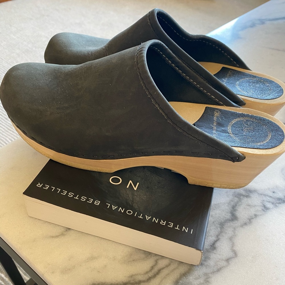 Women’s No. 6 clogs navy size 40